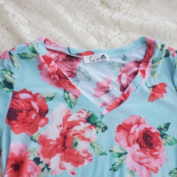 Gorilla Cat Floral Vee Neck Tee Women's Size Medium EUC- Boutique - Picture 2 of 5